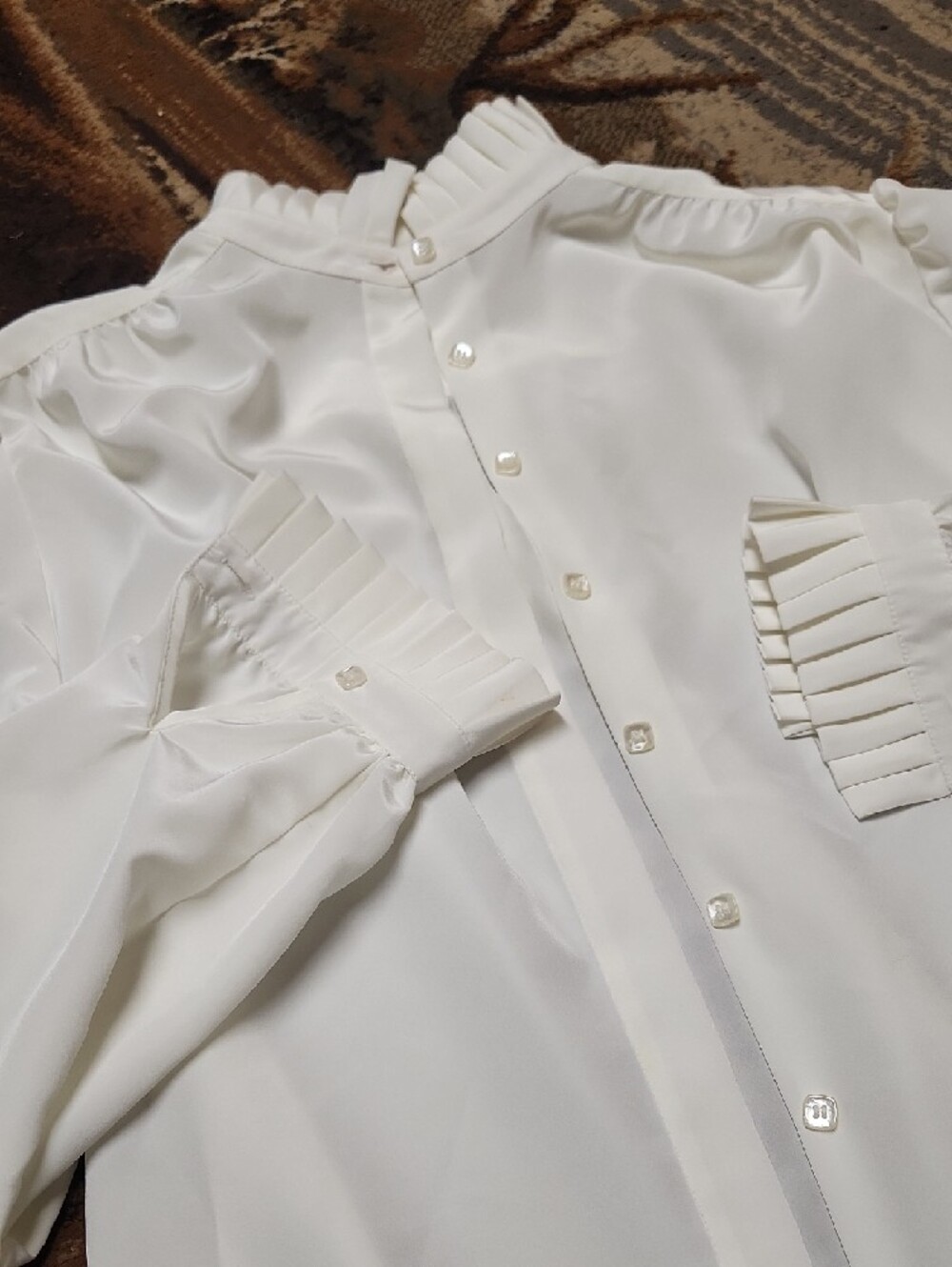St. John White Pleated-Cuff Button-Down Shirt - Picture 2 of 12